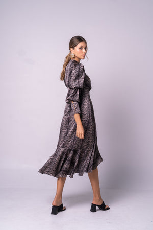 Vestido midi con mangas con resortes en estampado pitón.