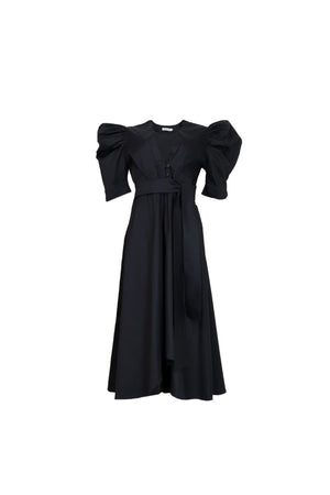 Vestido negro y elegante con manga puff y cinturón para ceñir la cintura.