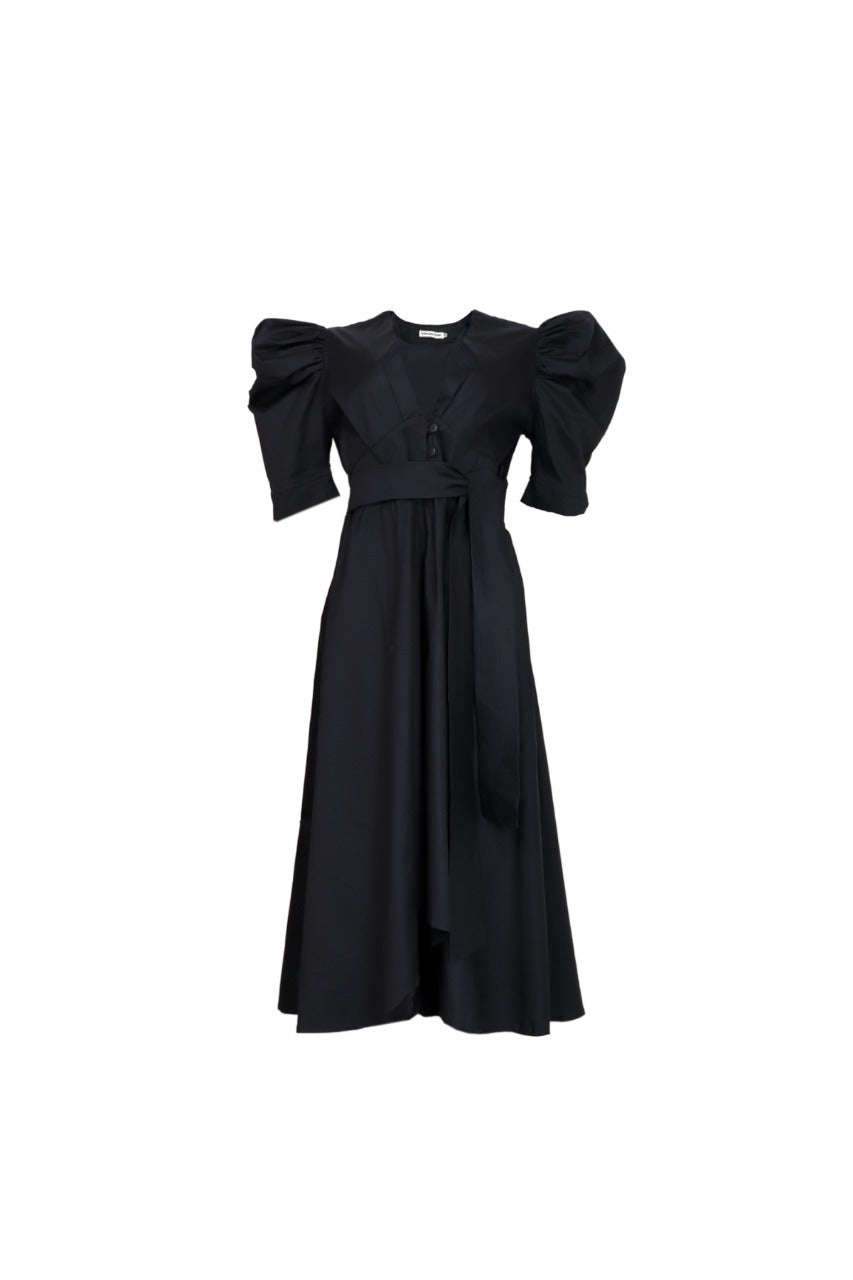 Vestido negro y elegante con manga puff y cinturón para ceñir la cintura.