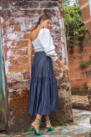 Blusa  blanca con manga asimétrica