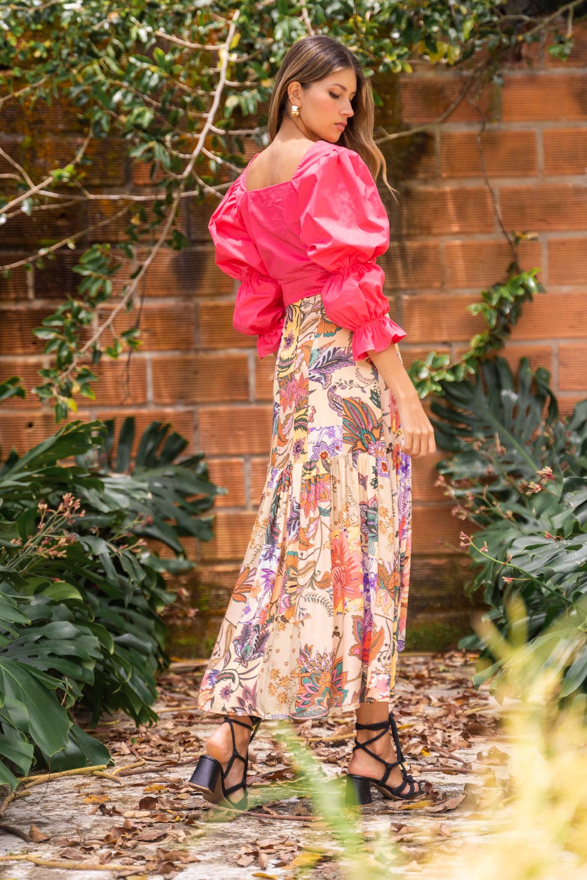 Look femenino con falda de flores