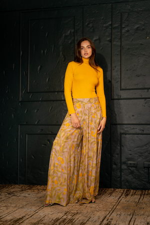 Buzo cuello tortuga con pantalón palazzo