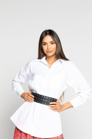 Camisa con cinturón de taches negro