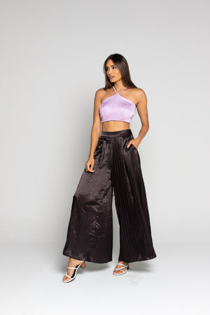 Crop top lila con tiras largas y pantalón satinado