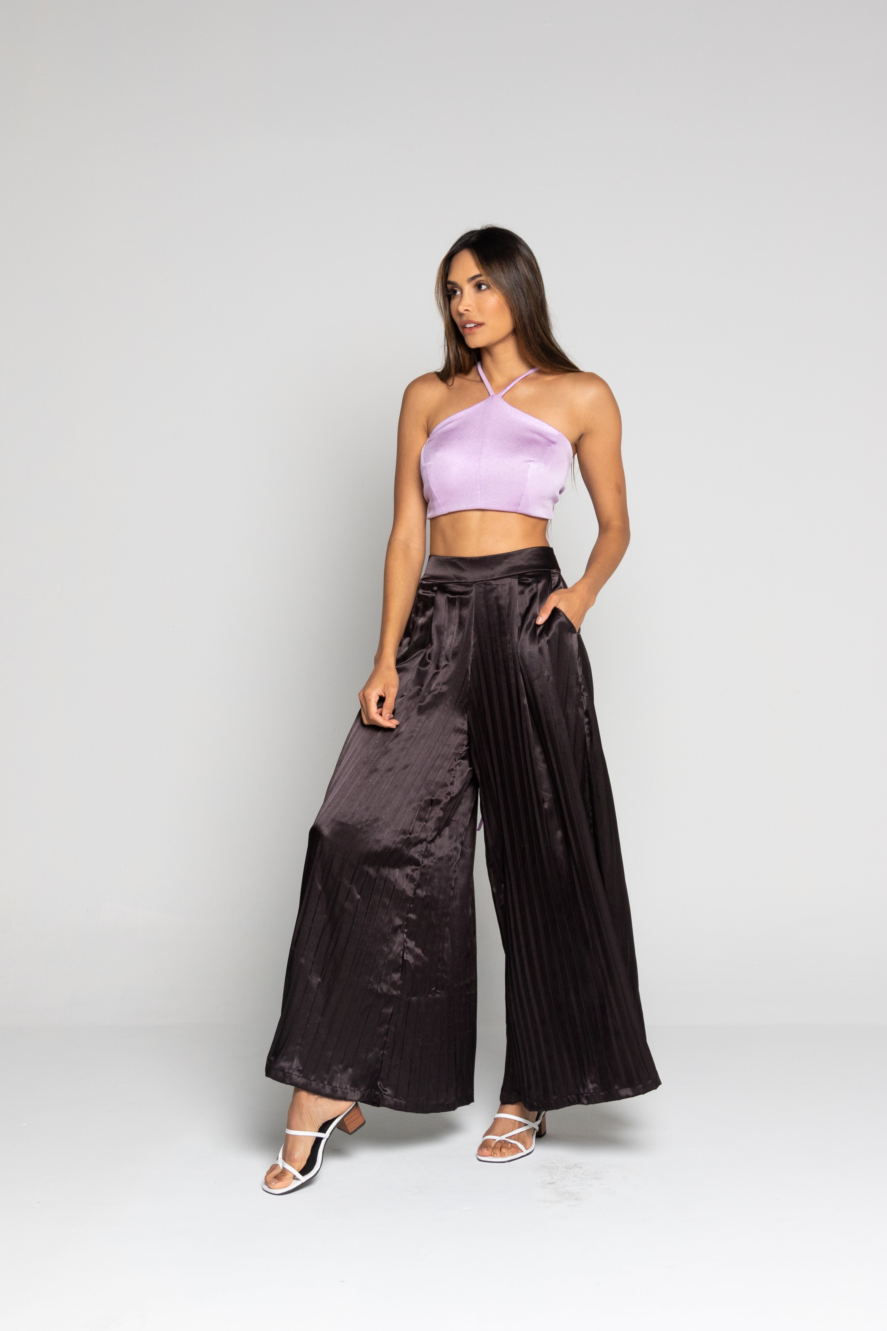 Crop top lila con tiras largas y pantalón satinado