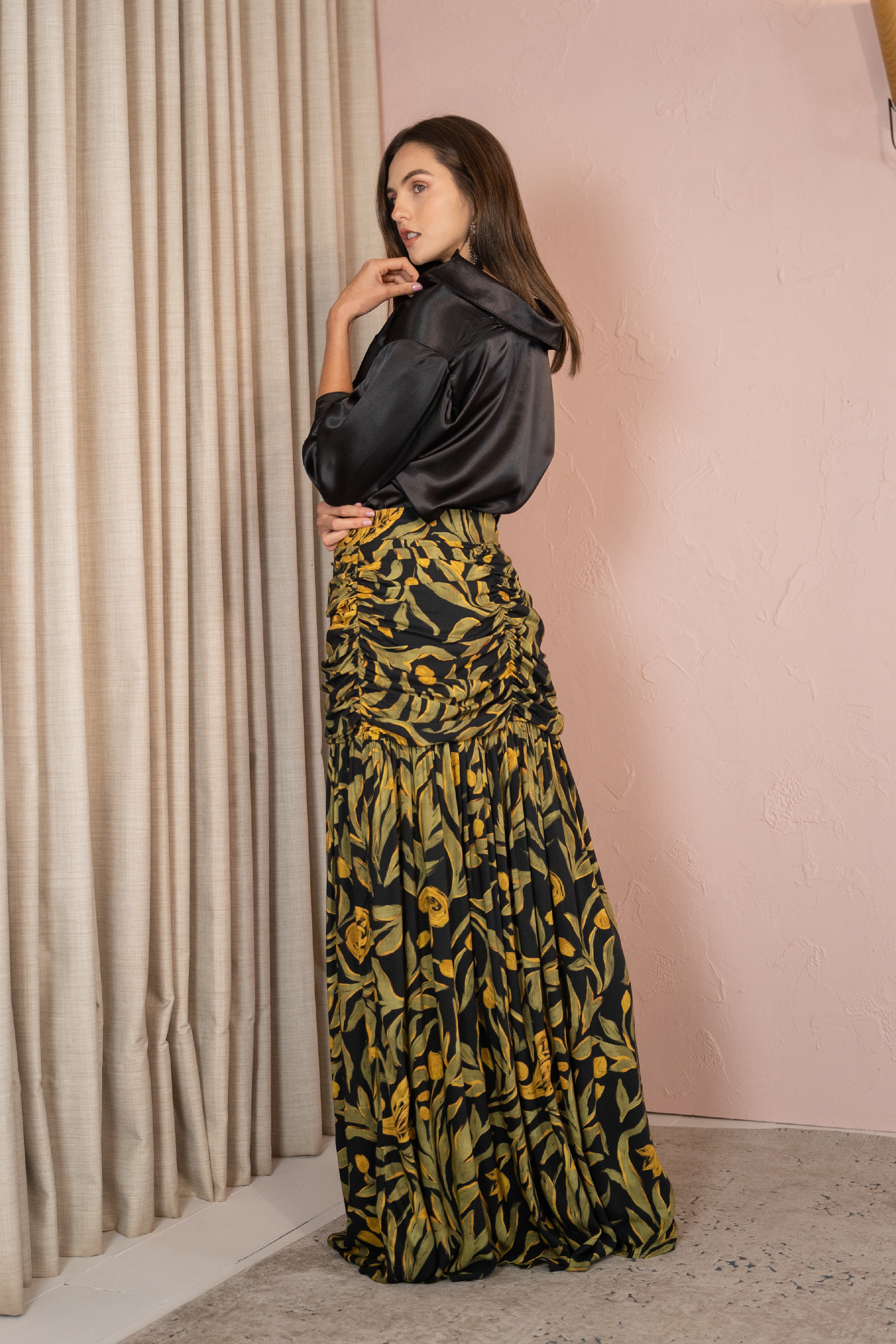 Falda drapeada con blusa satinada negra