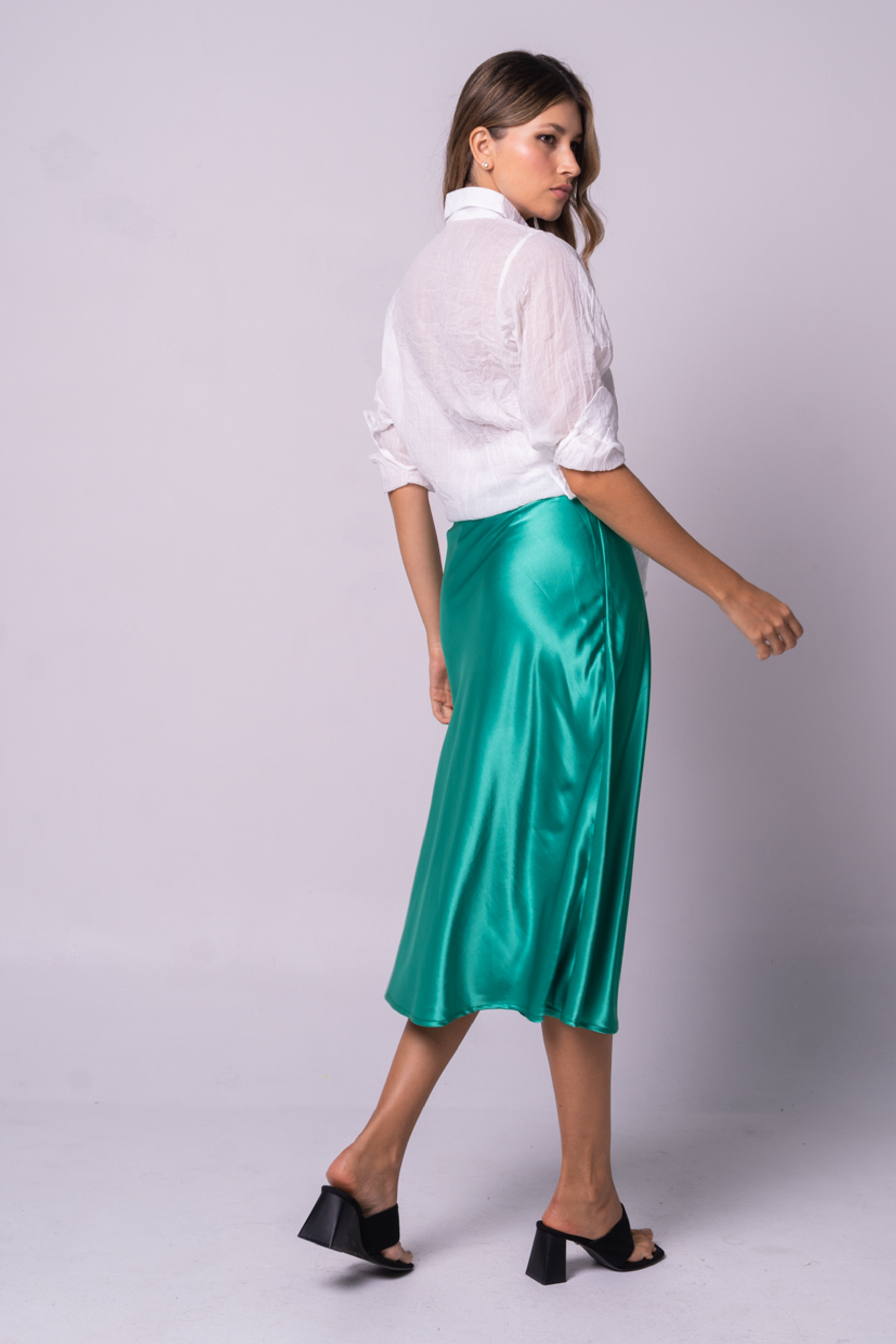 Falda mini satinada de color verde