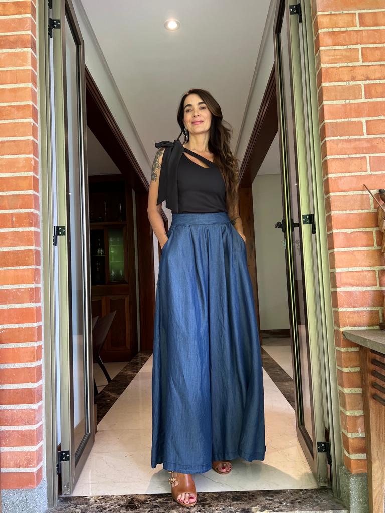 Pantalón palazzo con blusa negra