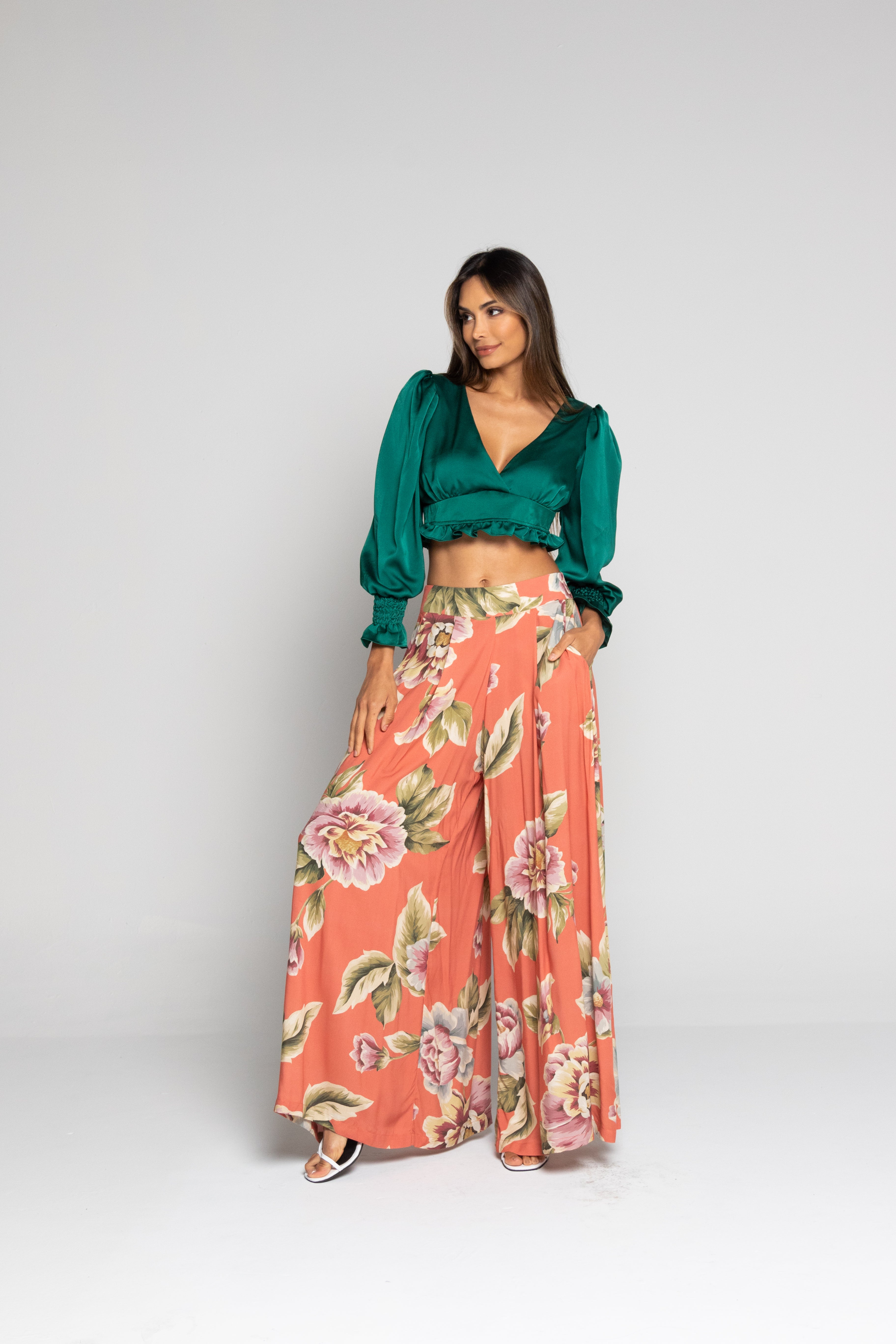 Blusa verde corta satinada