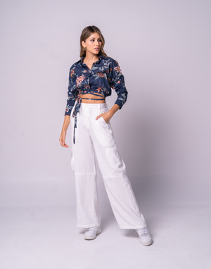 Pantalón cargo con bolsillos blancos