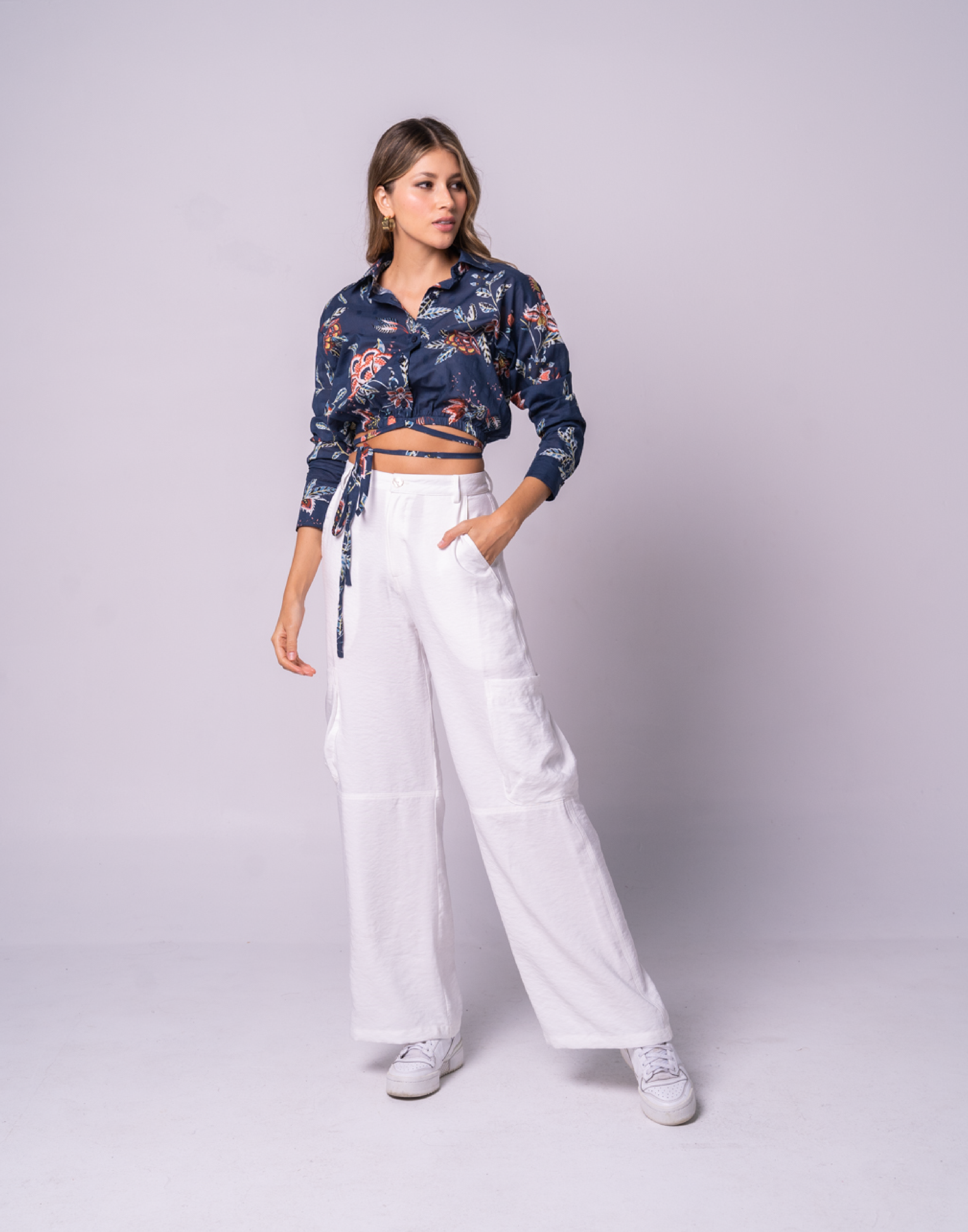 Pantalón cargo con bolsillos blancos