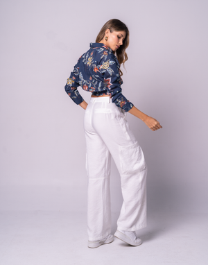 Pantalón cargo con bolsillos y camisa azul