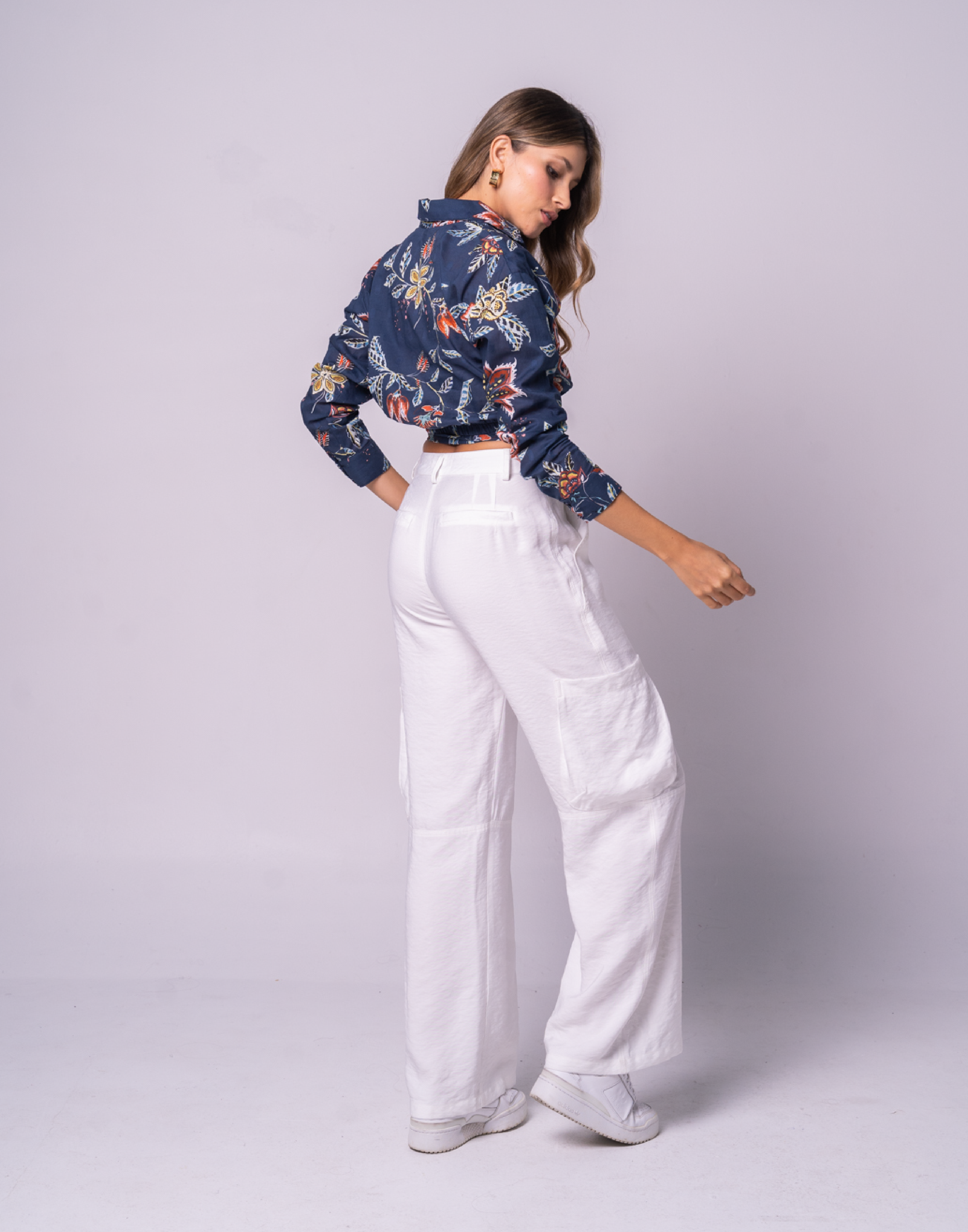 Pantalón cargo con bolsillos y camisa azul