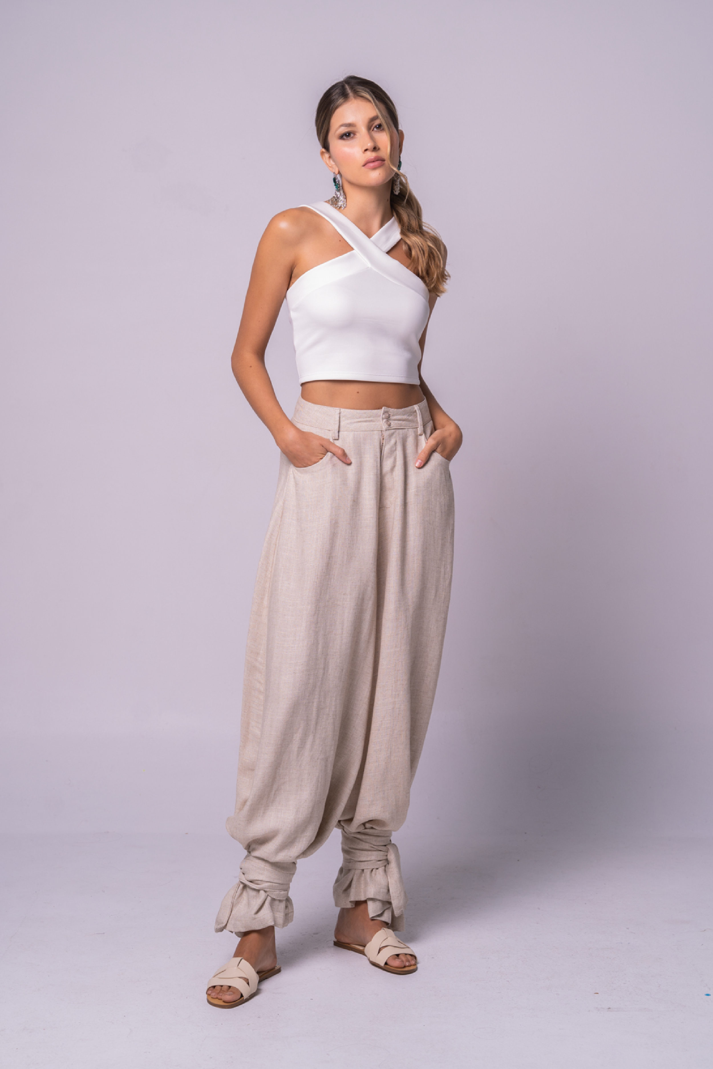 pantalón con amarre en los tobillos con sandalias