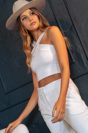 Blusa cruzada blanca y pantalón blanco