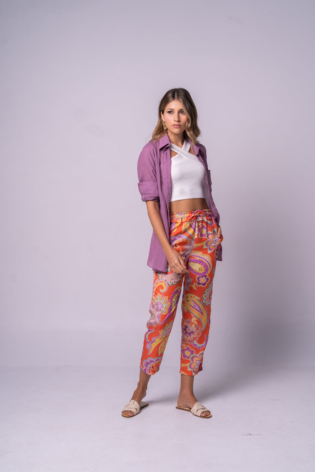 Pantalón con top y camisa amplia