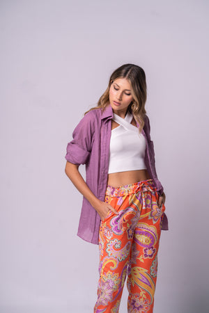 camisa corrugada y top blanco con pantalón estampado