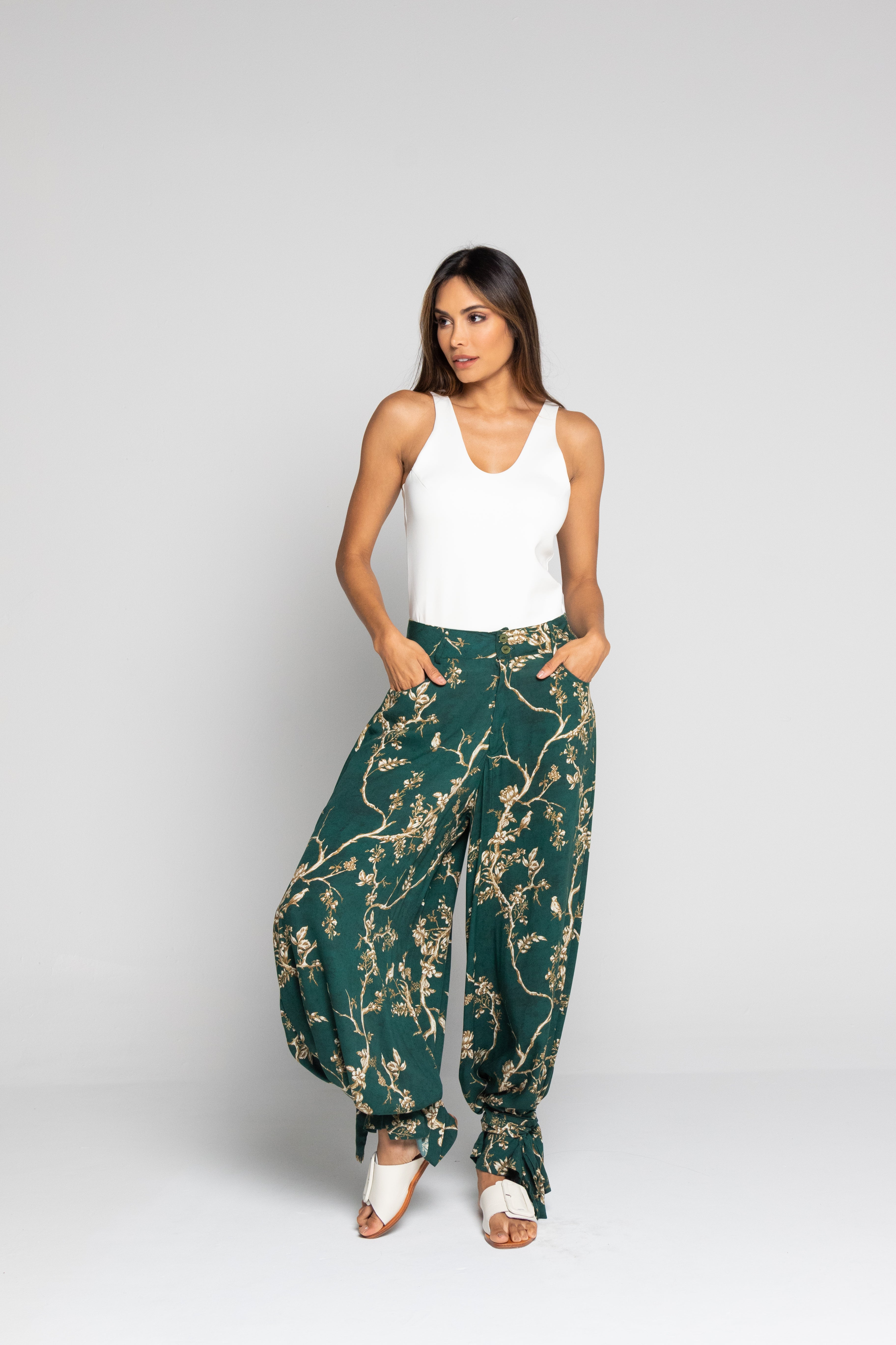 Pantalón con tiras en tobillos que se pueden remover