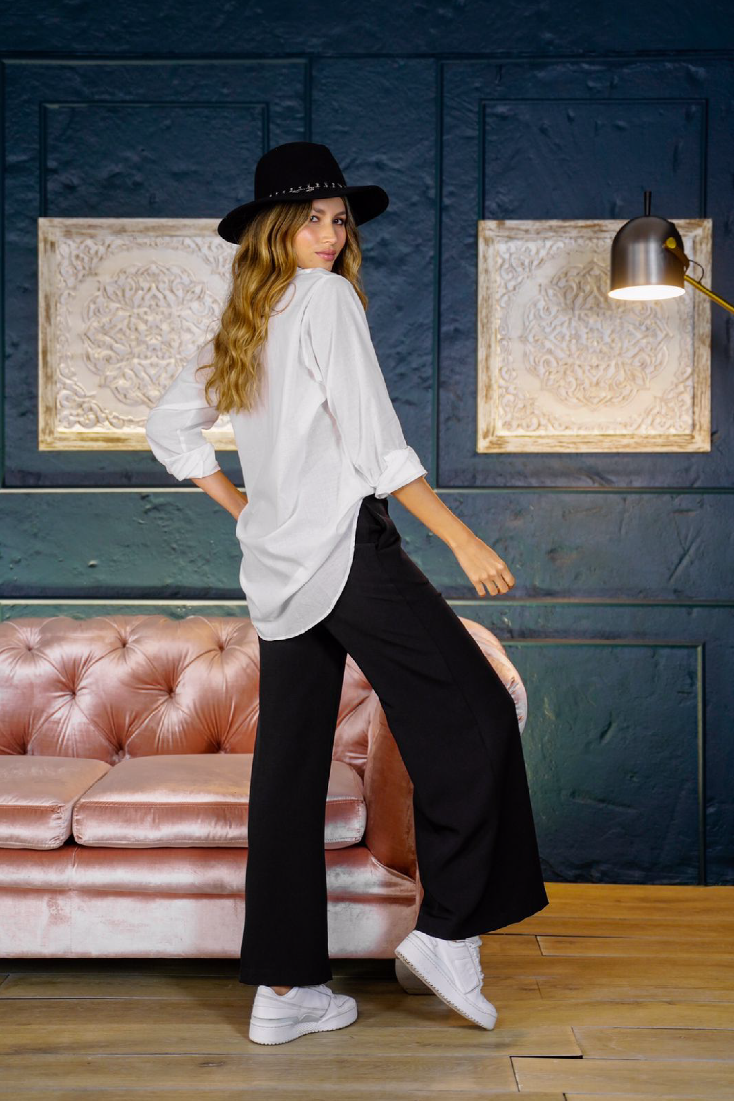 pantalón negro y blusa blanca larga