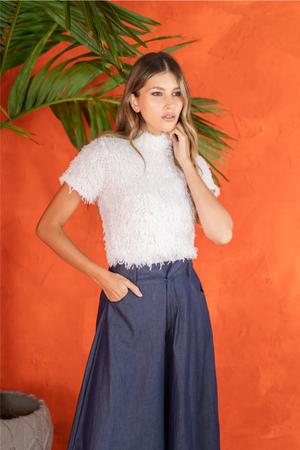 blusa blanca con textura peluda