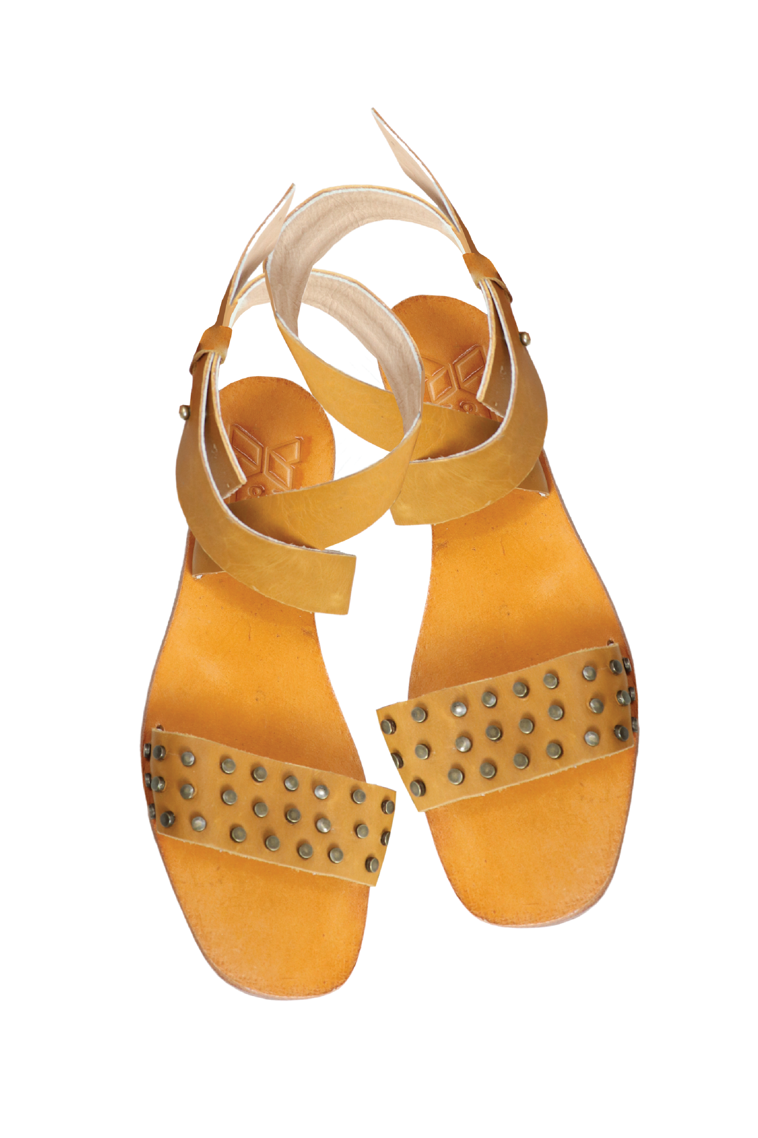 Sandalias color miel con taches
