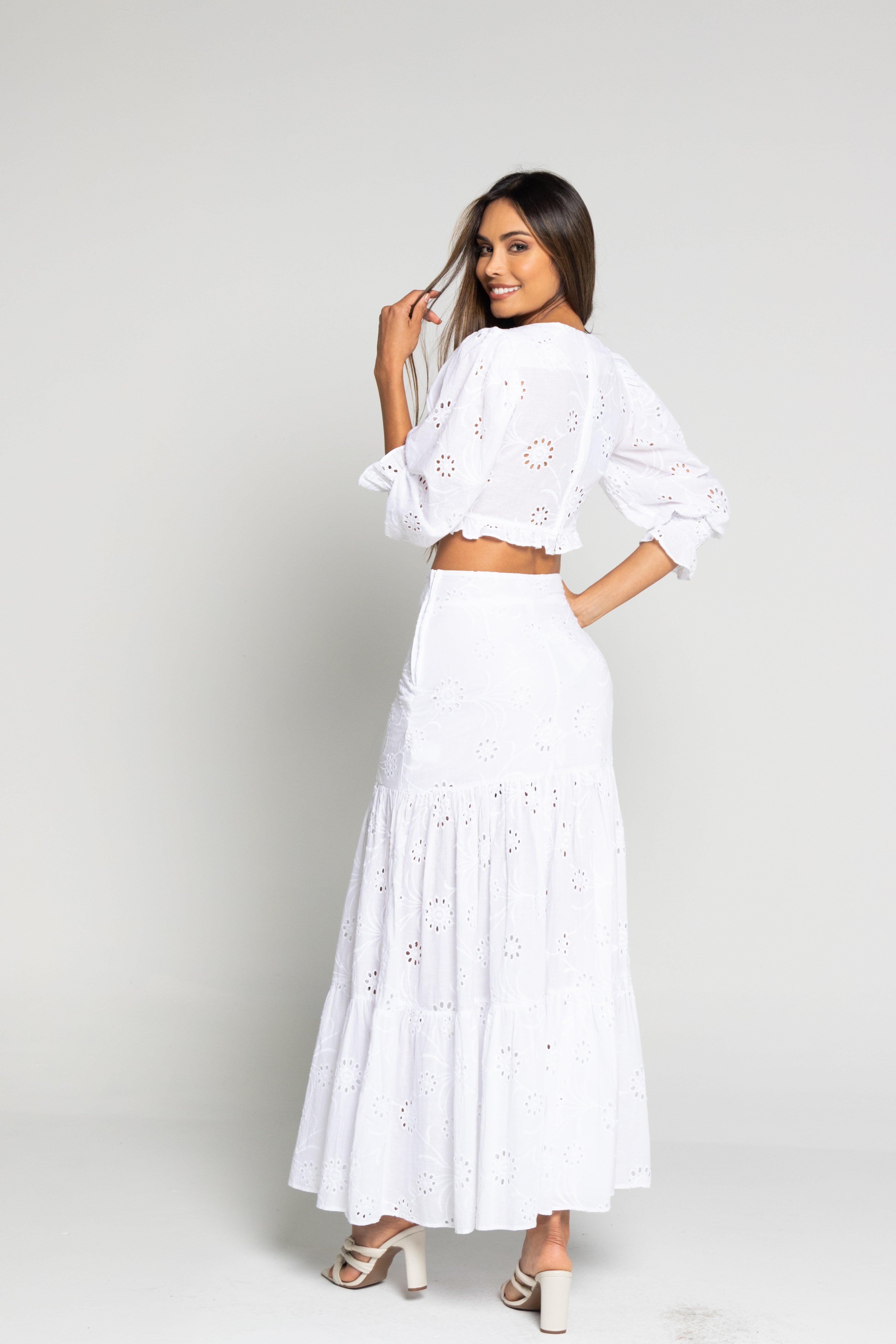 Falda y blusa de ojalillo