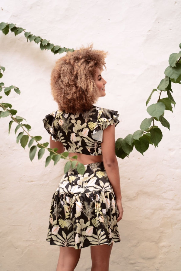 Vestido corto con escote en la espalda.