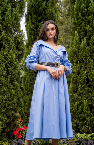 Vestido azul con correa de taches
