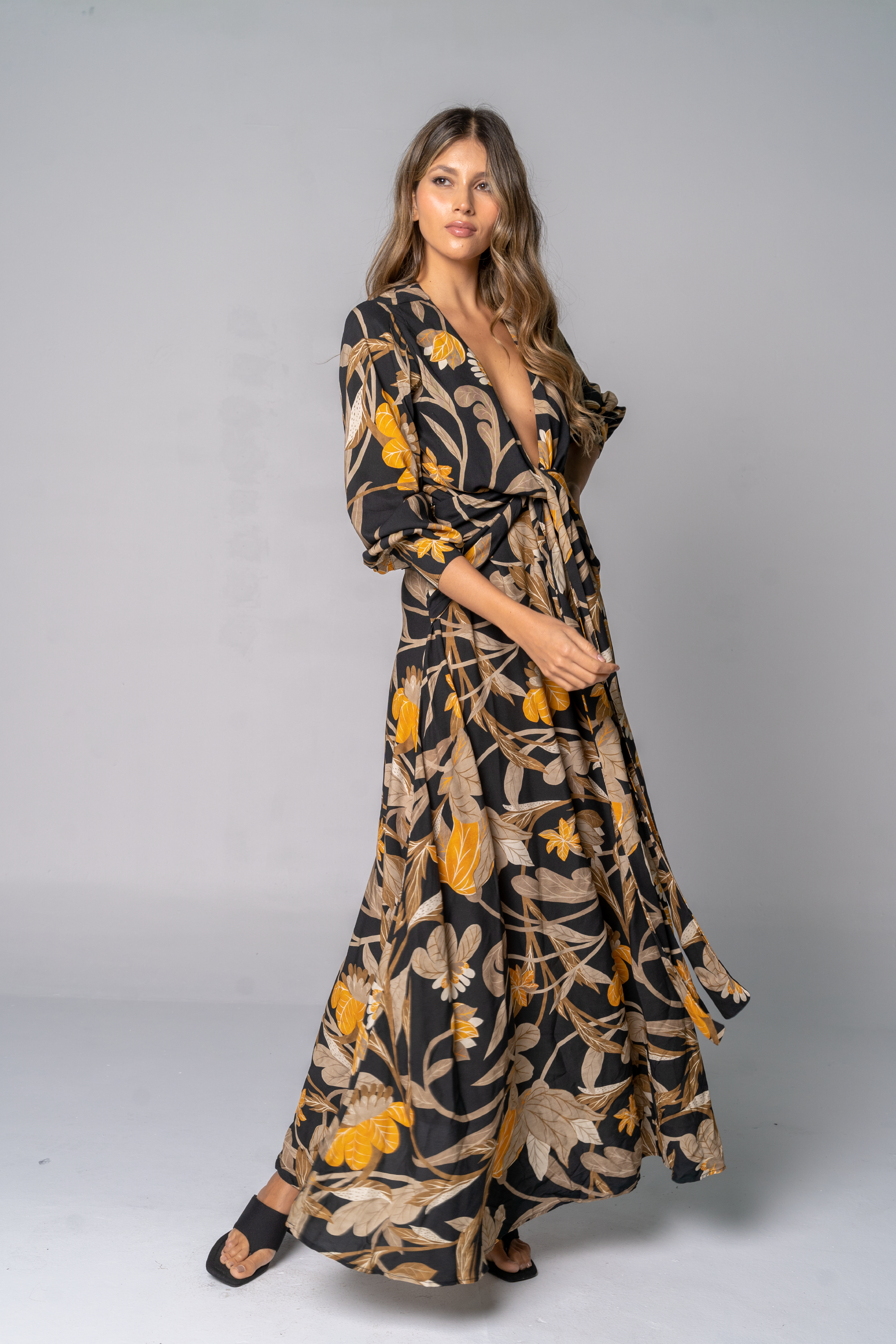 Vestido con escote profundo