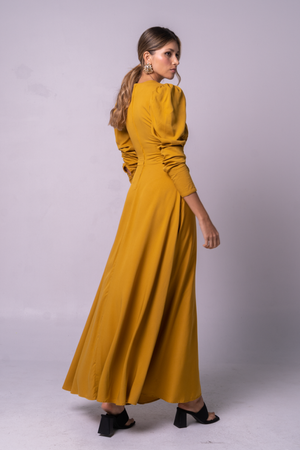 Vestido en color mostaza con sandalias negras