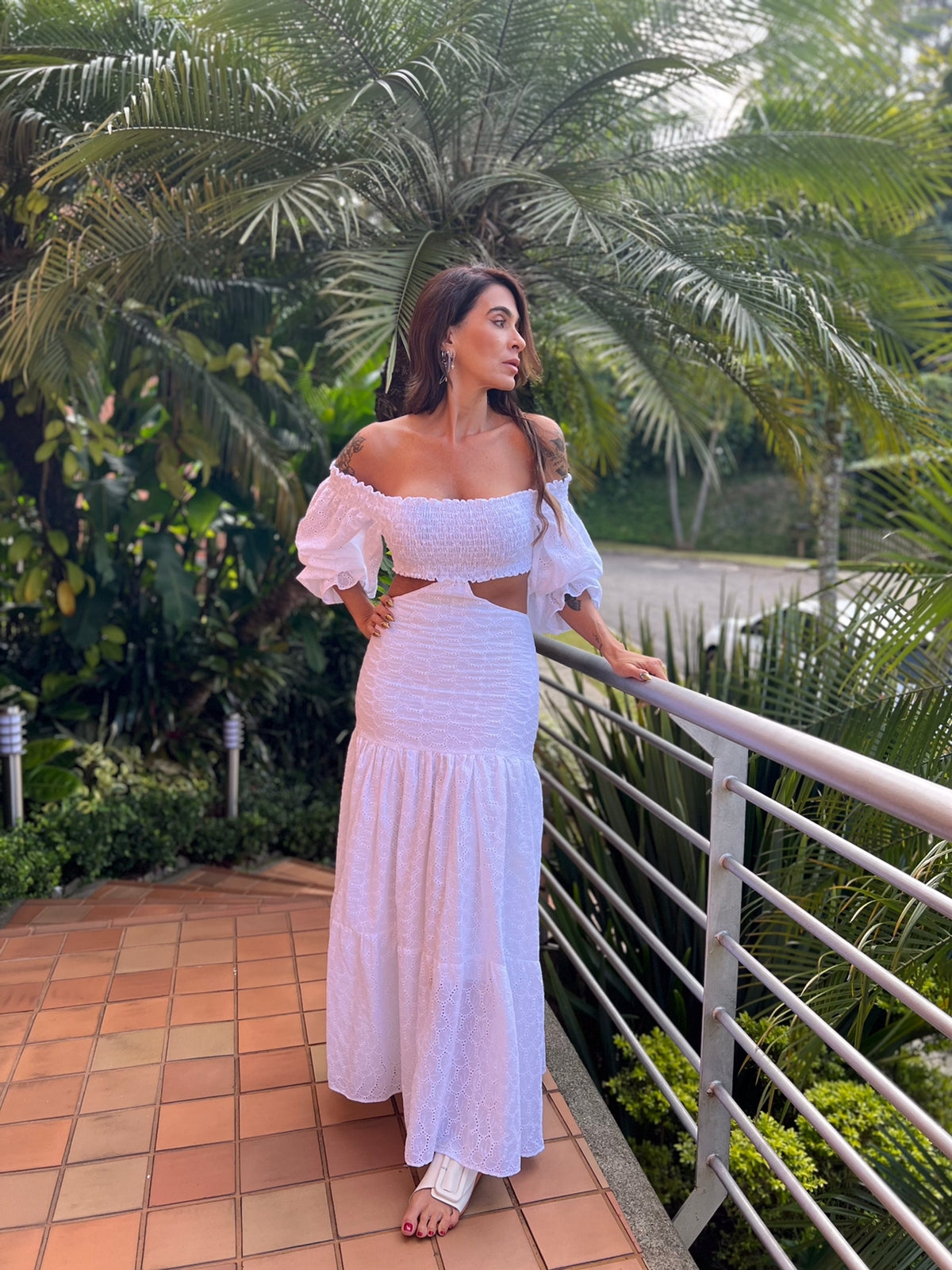 Vestido largo con cortes en la cintura color blanco en ojalillo