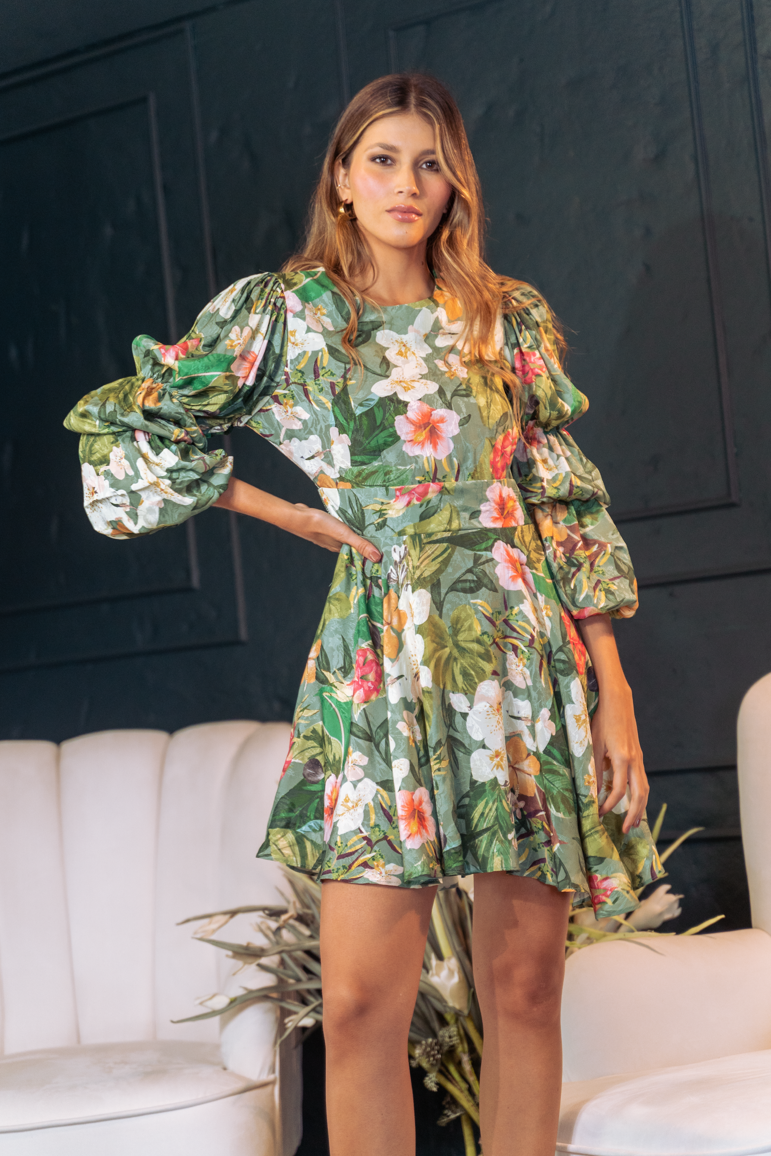 Vestido verde corto con flores estampadas