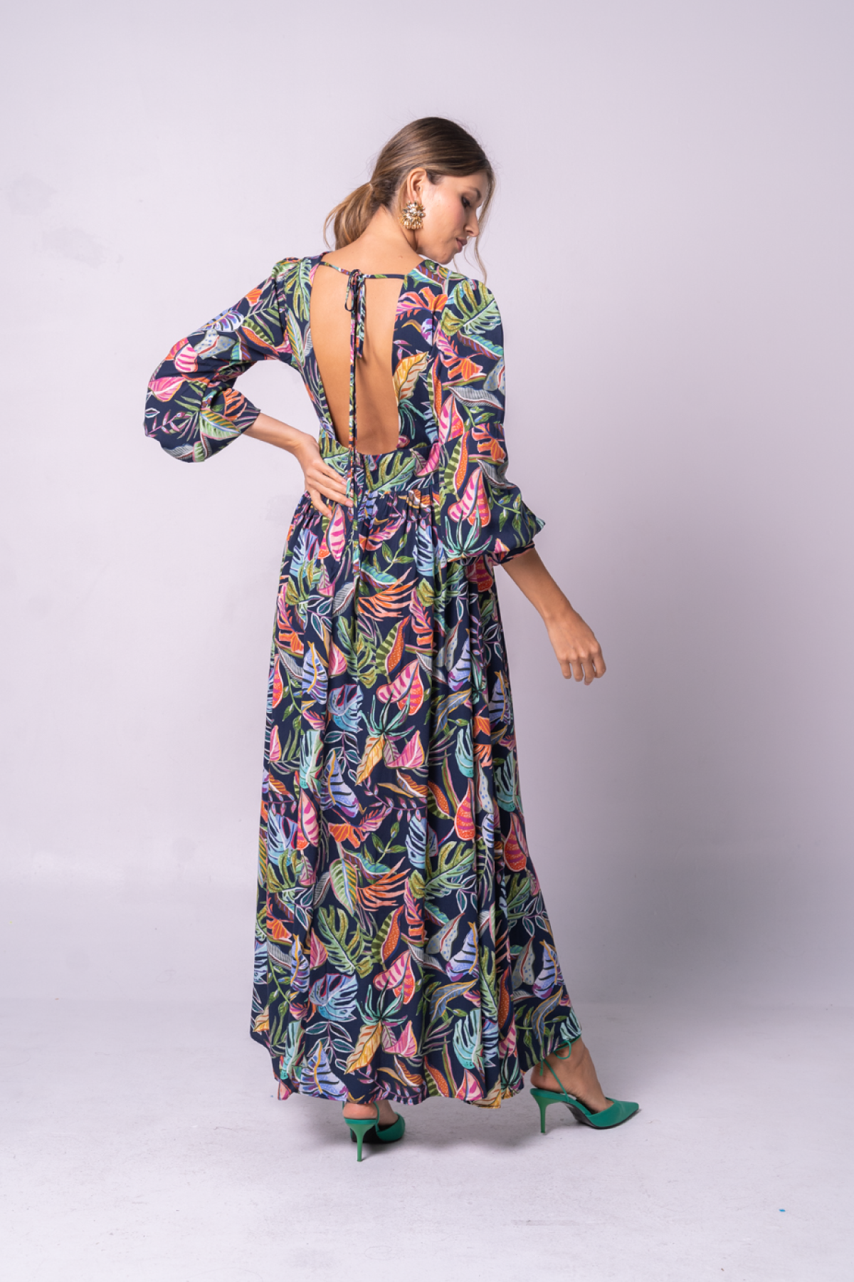 Vestido manga larga fondo azul oscuro