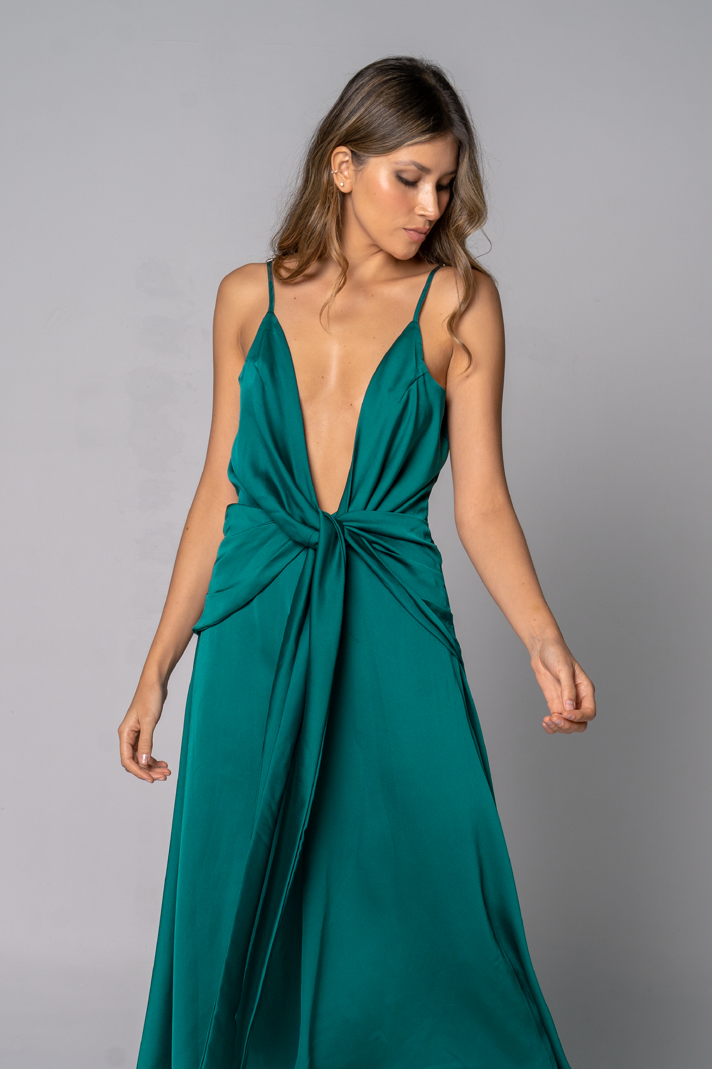 Vestido verde esmeralda con escote profundo