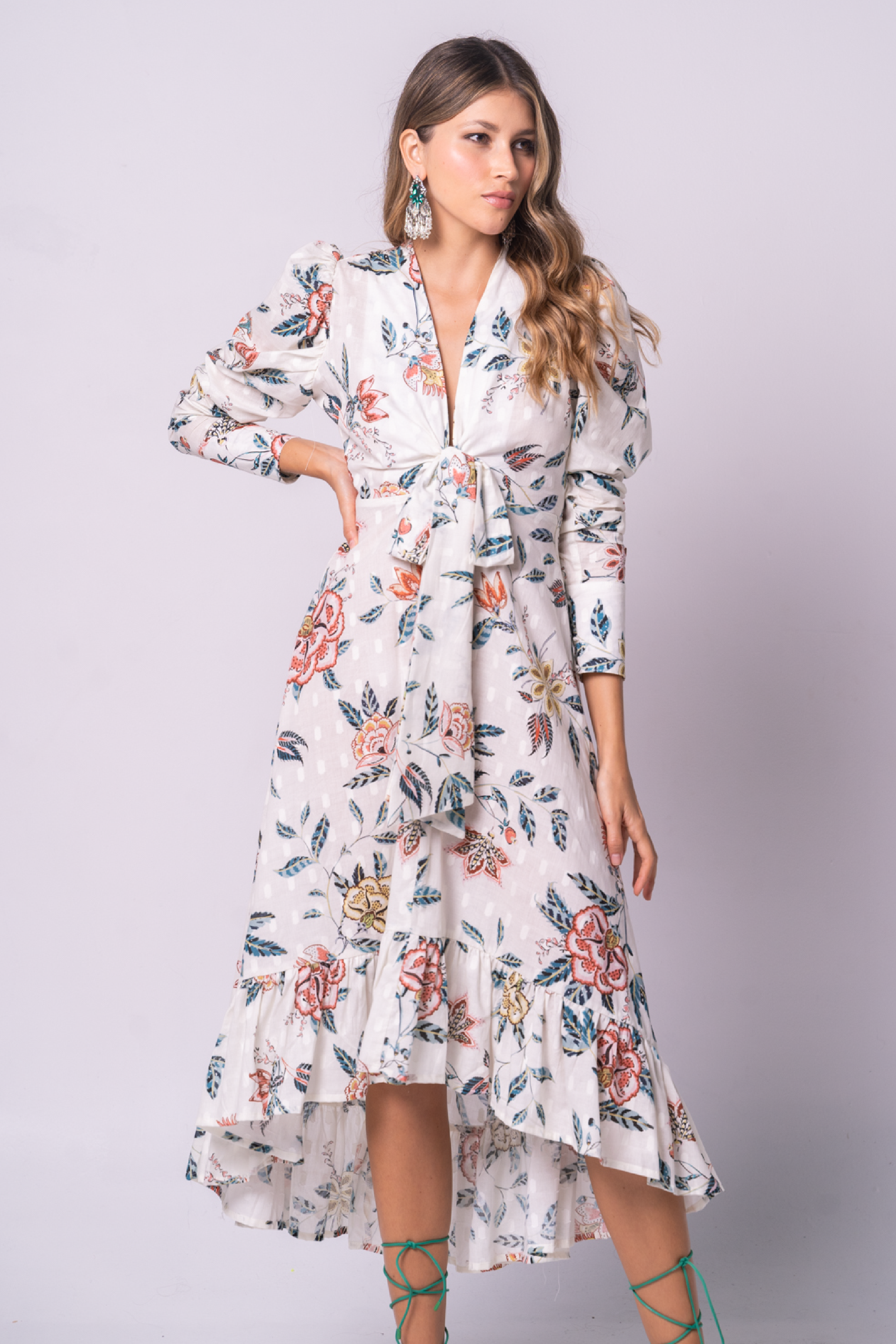 Vestido largo manga larga color blanco con sandalias verdes