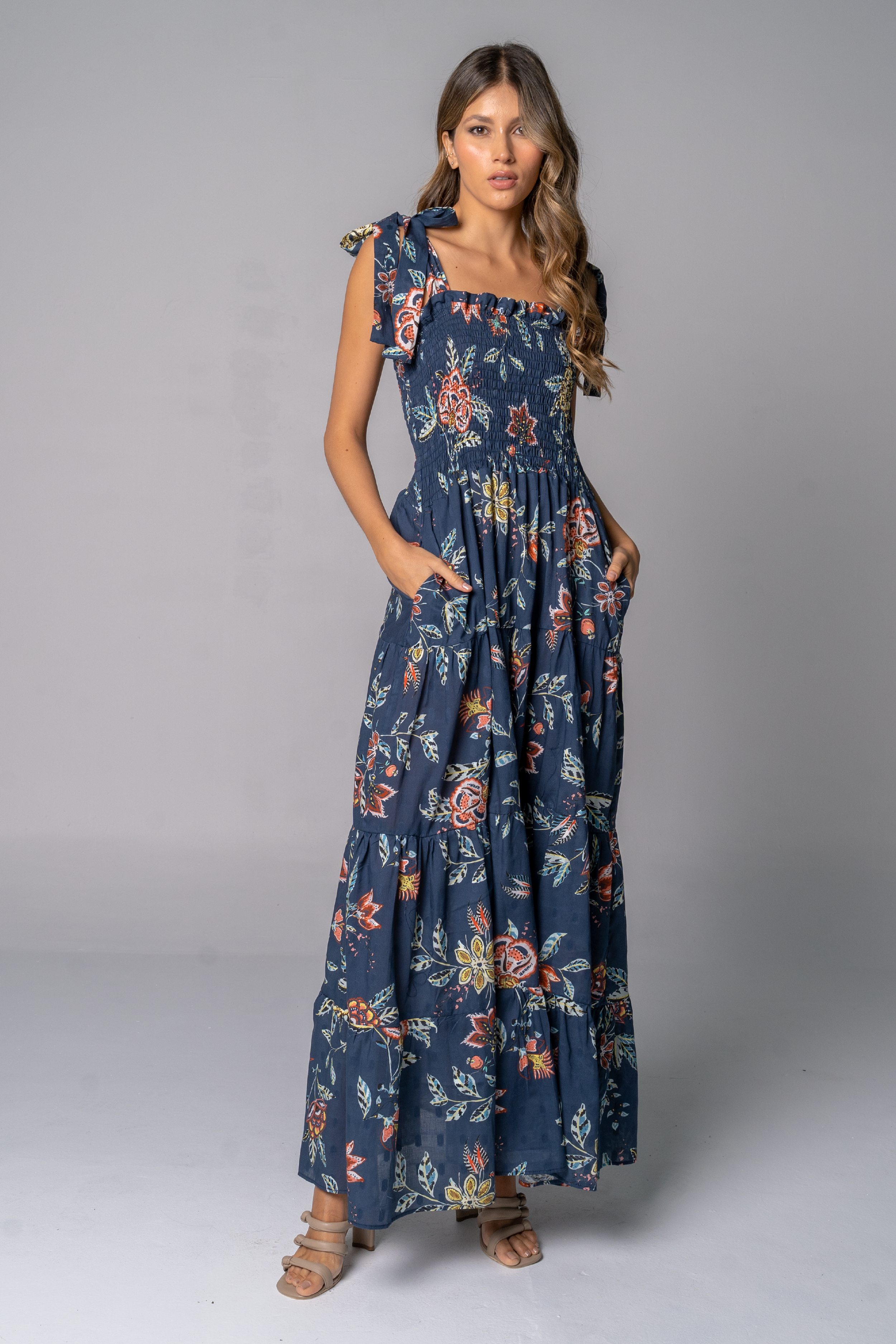 Vestido largo estampado de tiras