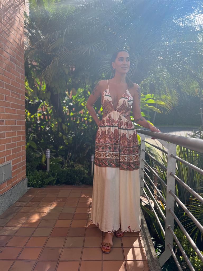Vestido largo con cortes en la cintura