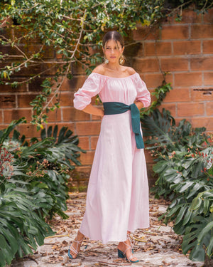 vestido con cinturón rosado