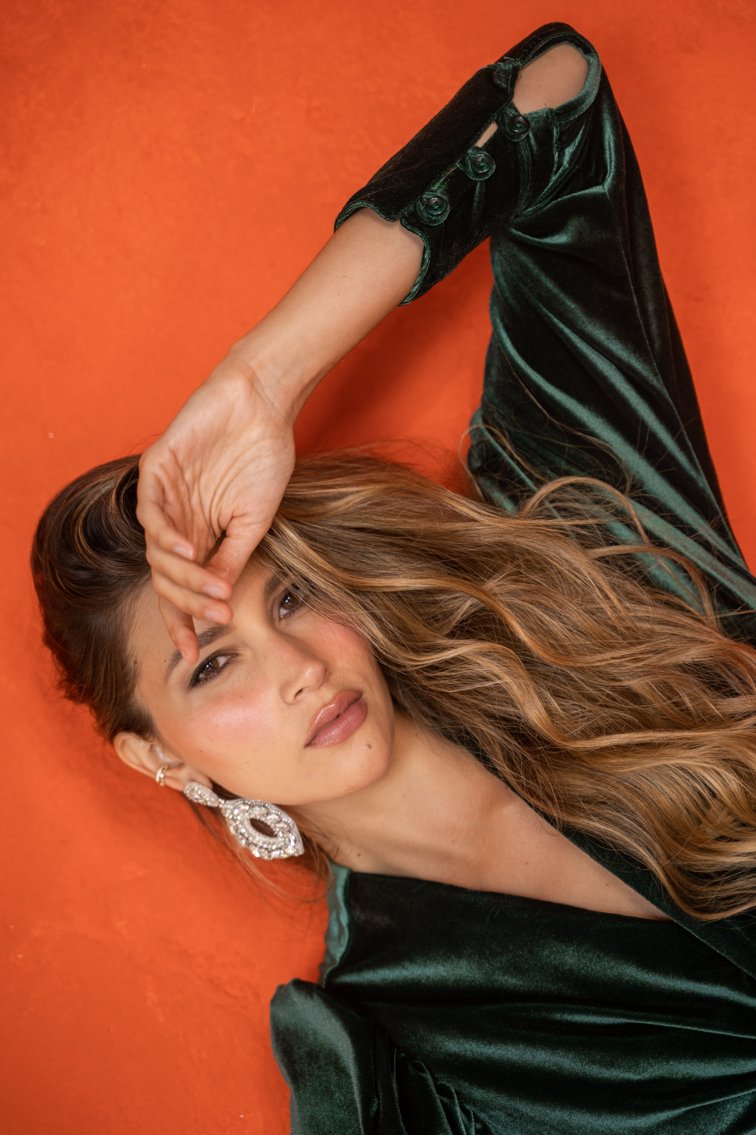 vestido midi con detalles femeninos