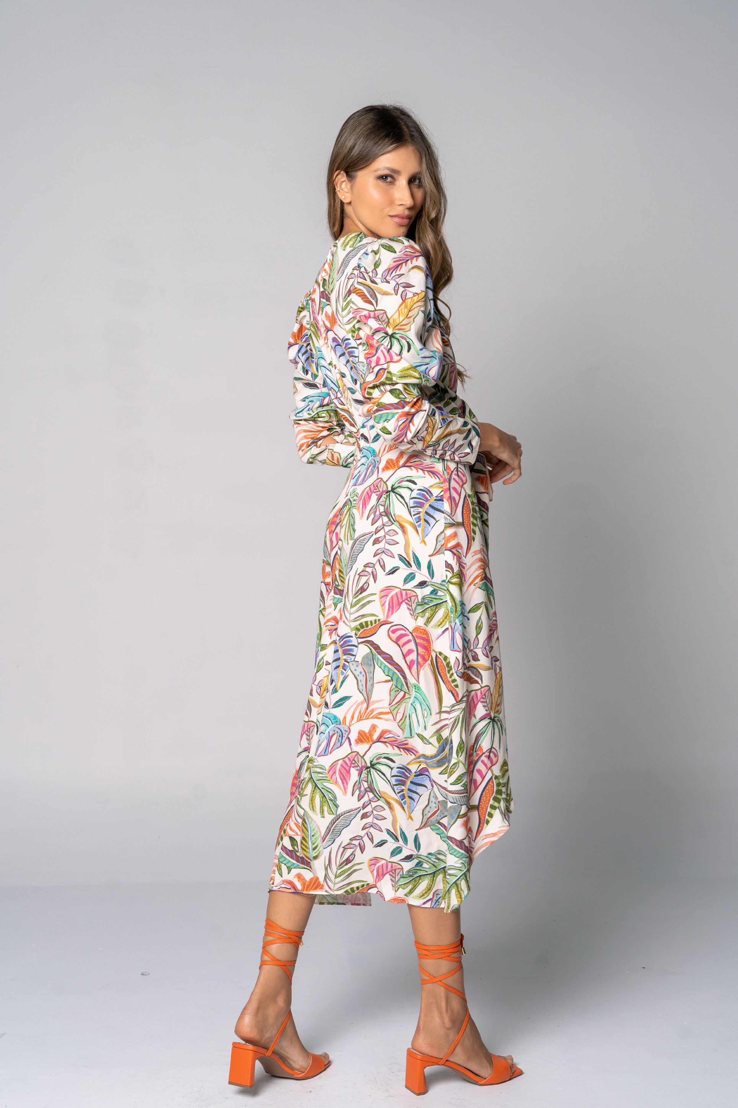 vestido midi con sandalias naranjadas