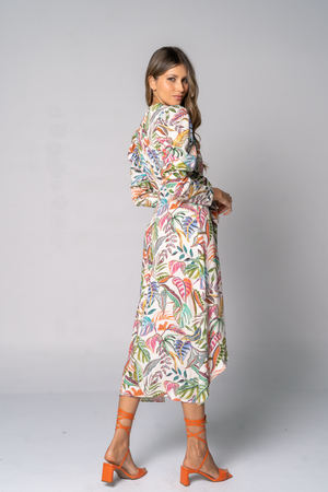 vestido midi con sandalias naranjadas