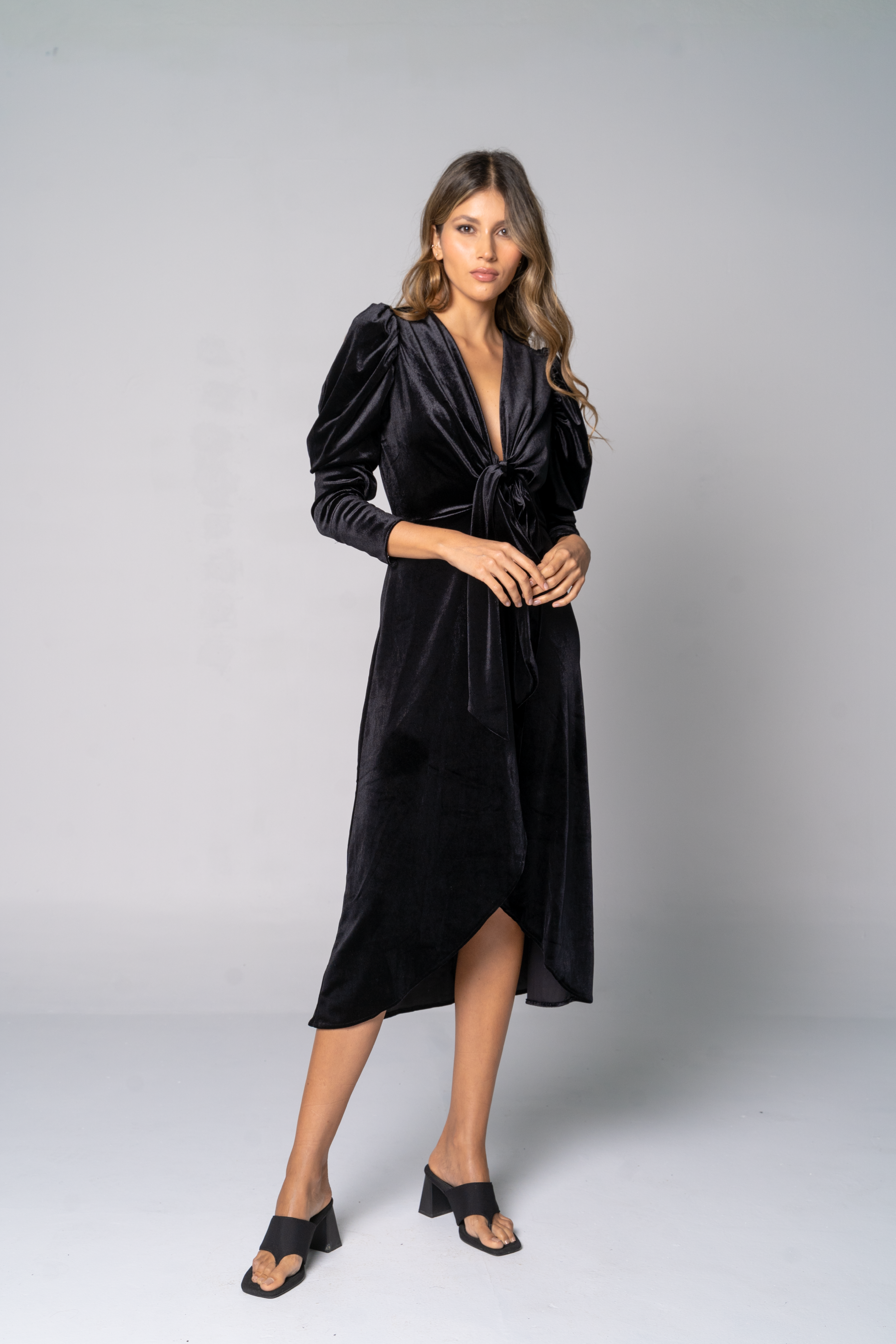 vestido midi en terciopelo