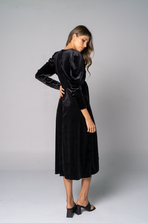 vestido midi en terciopelo negro
