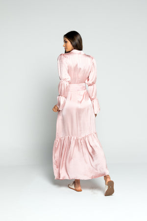 Vestido largo satinado con mangas largas