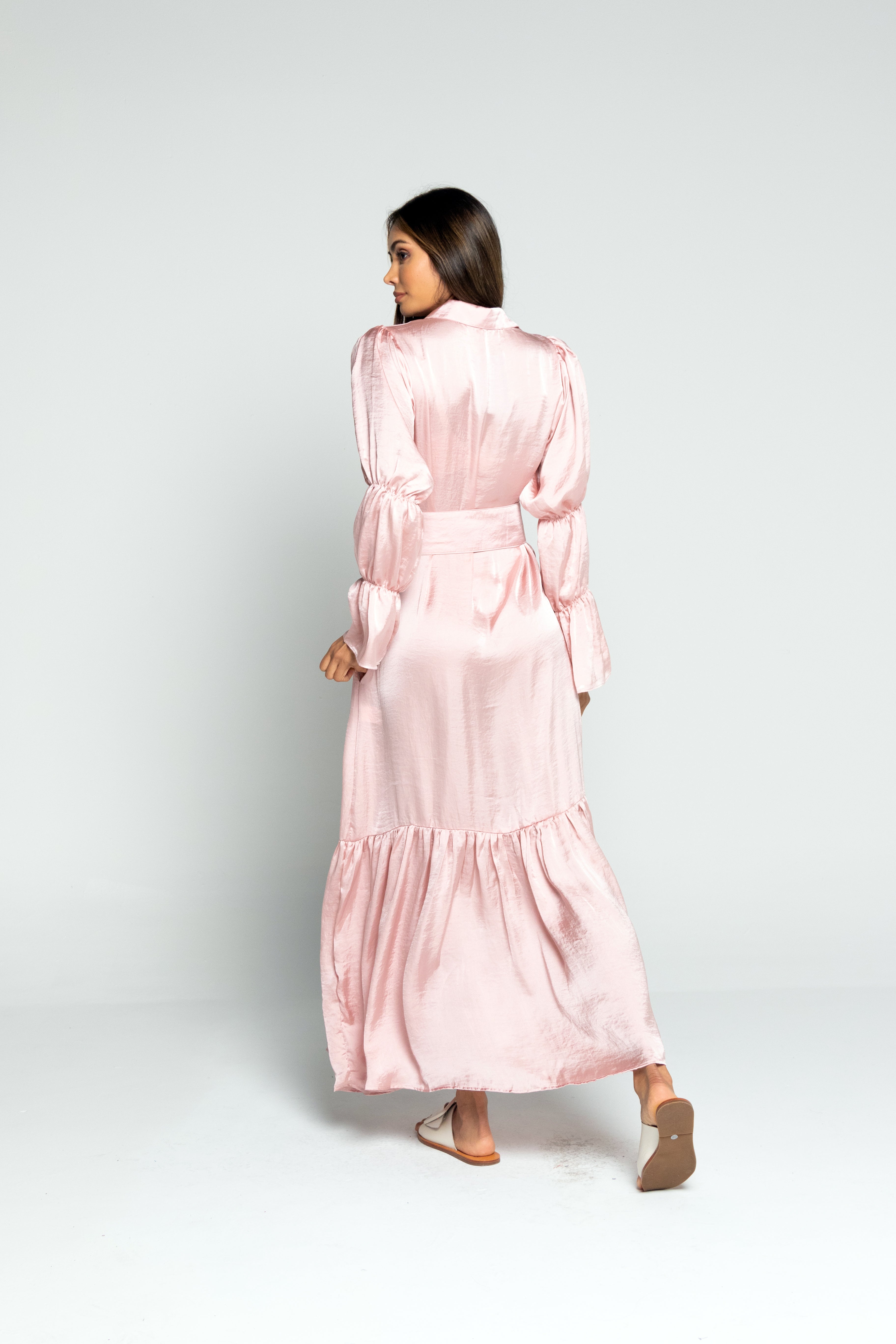 Vestido largo satinado con mangas largas